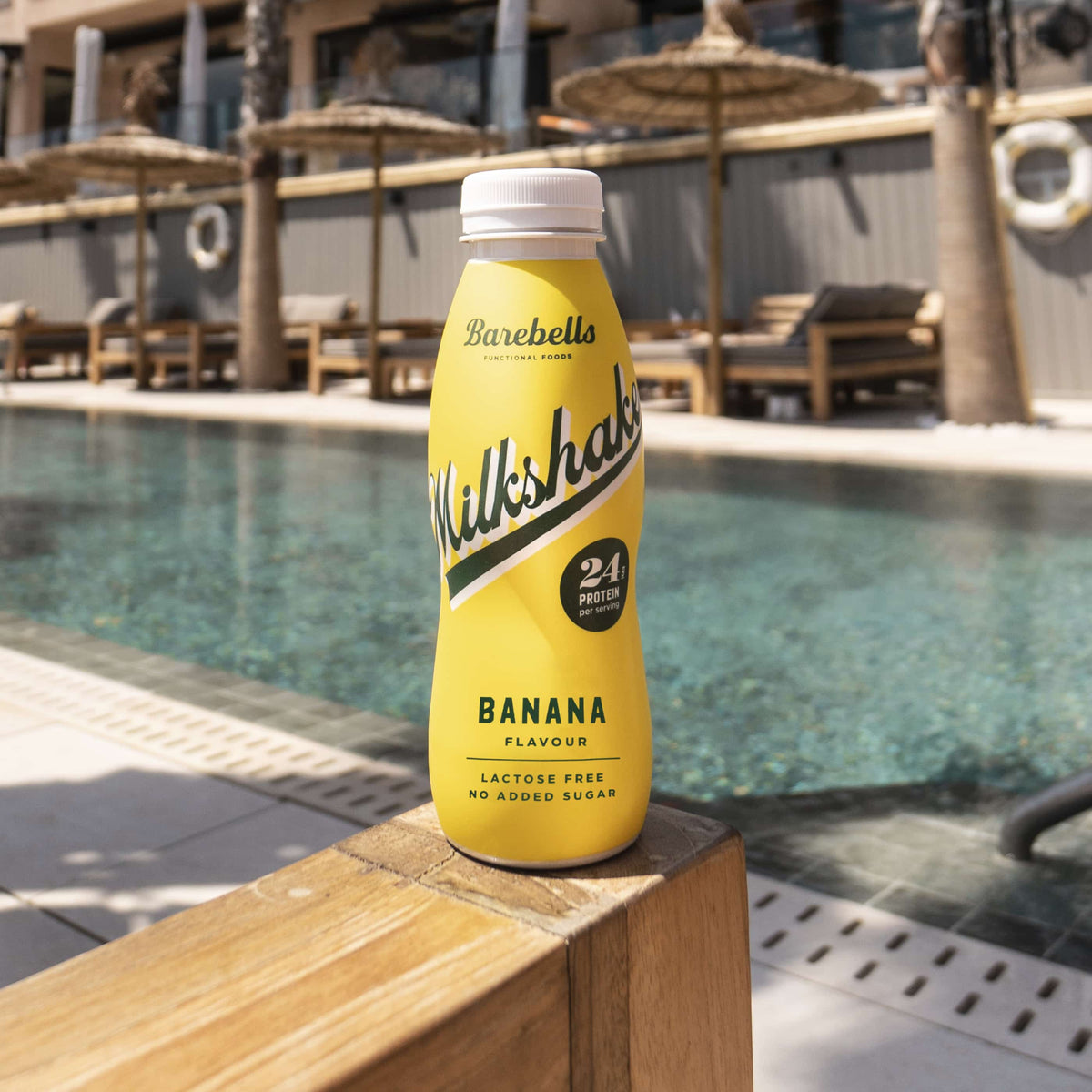 Barebells Milkshake Banana eiwitshake bij het zwembad - sfeerfoto