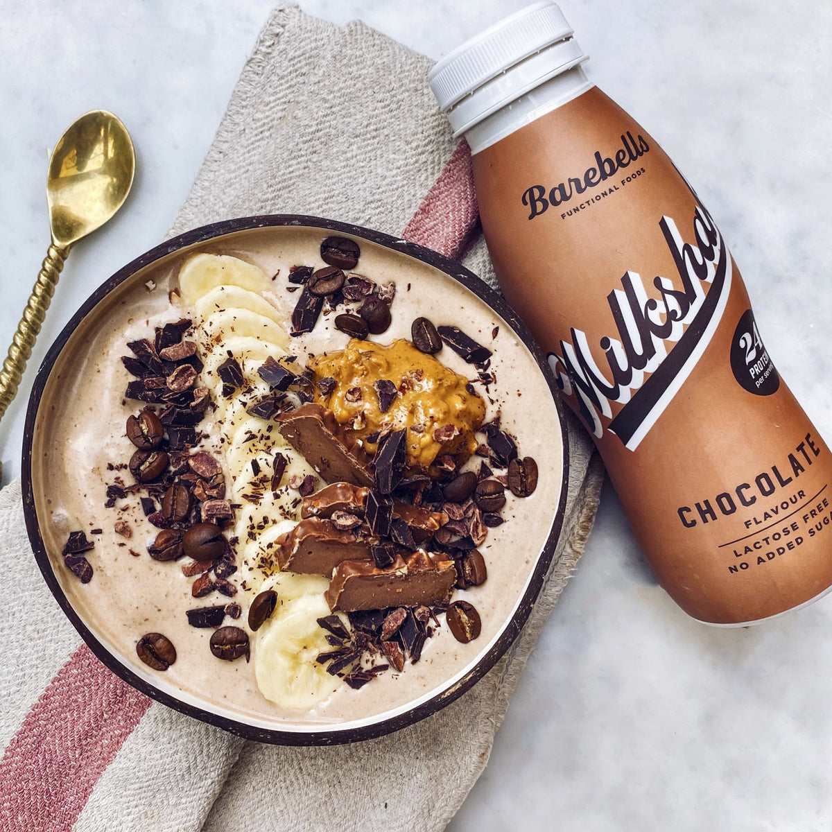 Barebells Milkshake Chocolate eiwitshake met smoothiebowl - sfeerfoto