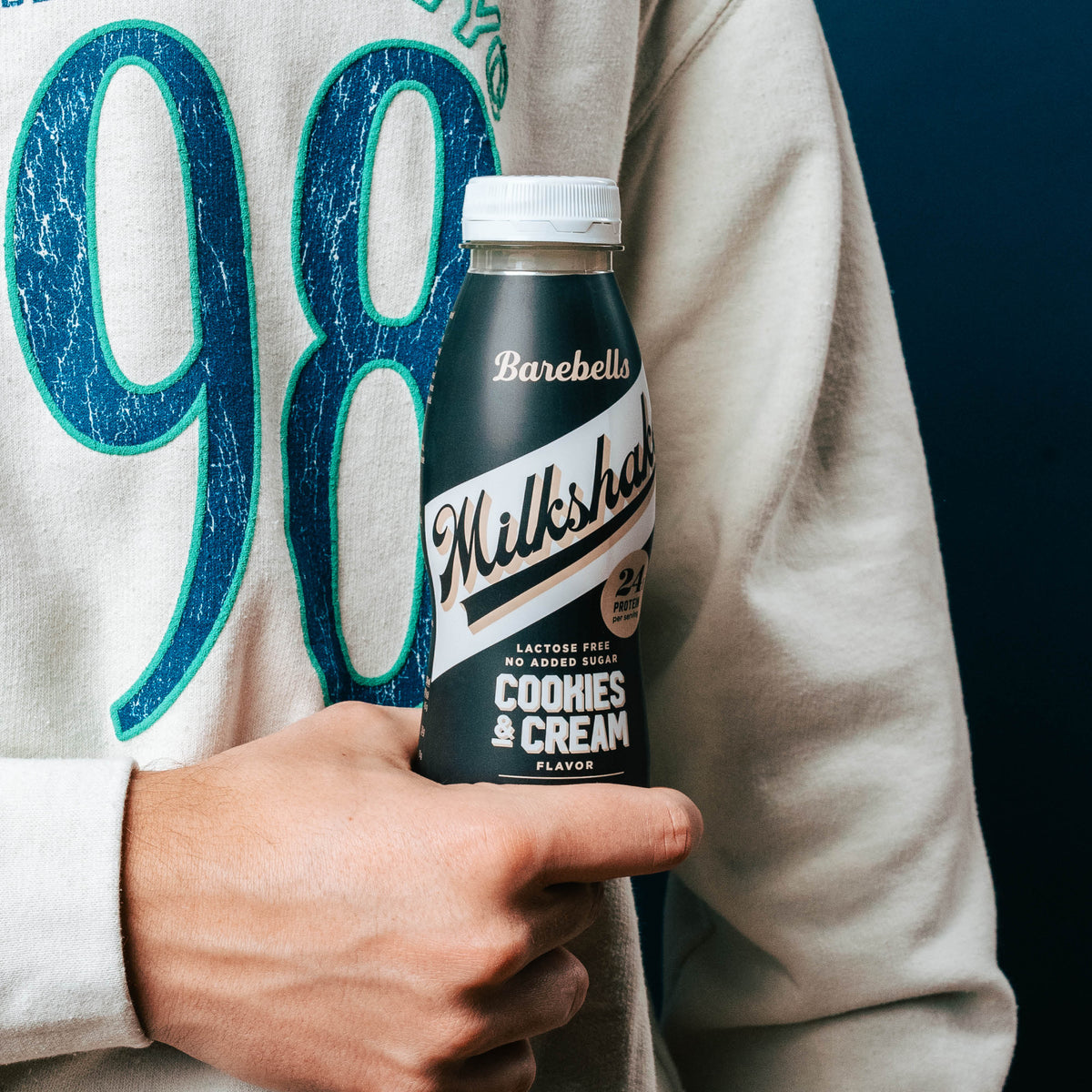 Barebells Milkshake Cookies & Cream eiwitshake in de hand - sfeerfoto