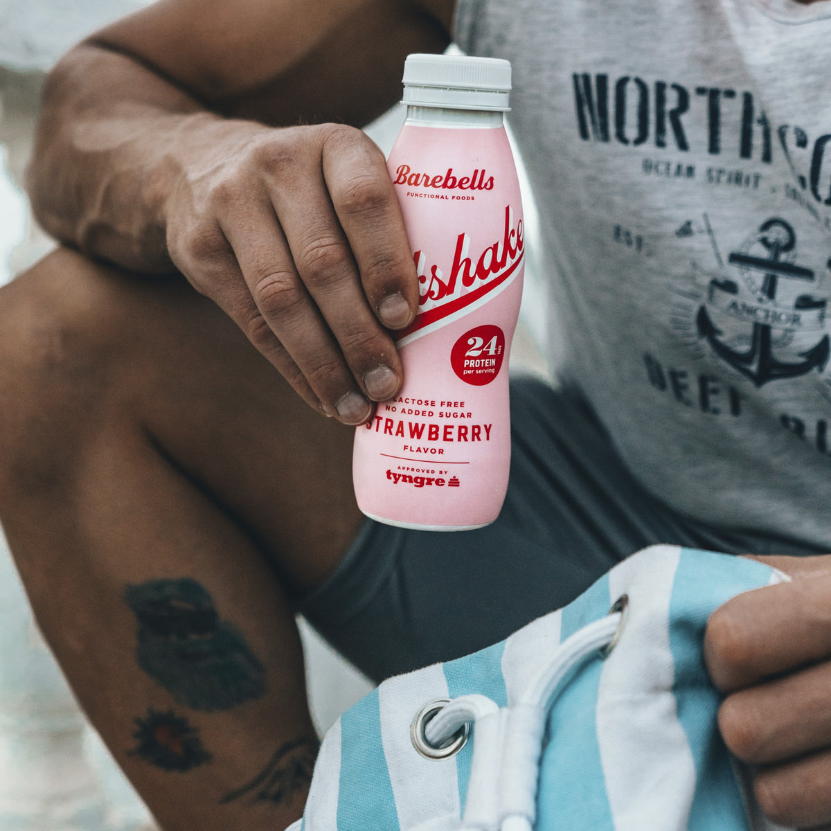 Barebells Milkshake Strawberry eiwitshake in de hand na het sporten - sfeerfoto