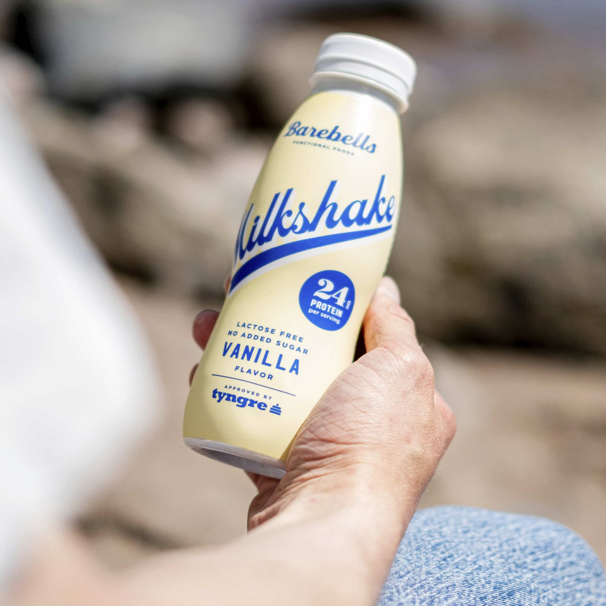 Barebells Milkshake Vanilla eiwitshake in de hand - sfeerfoto