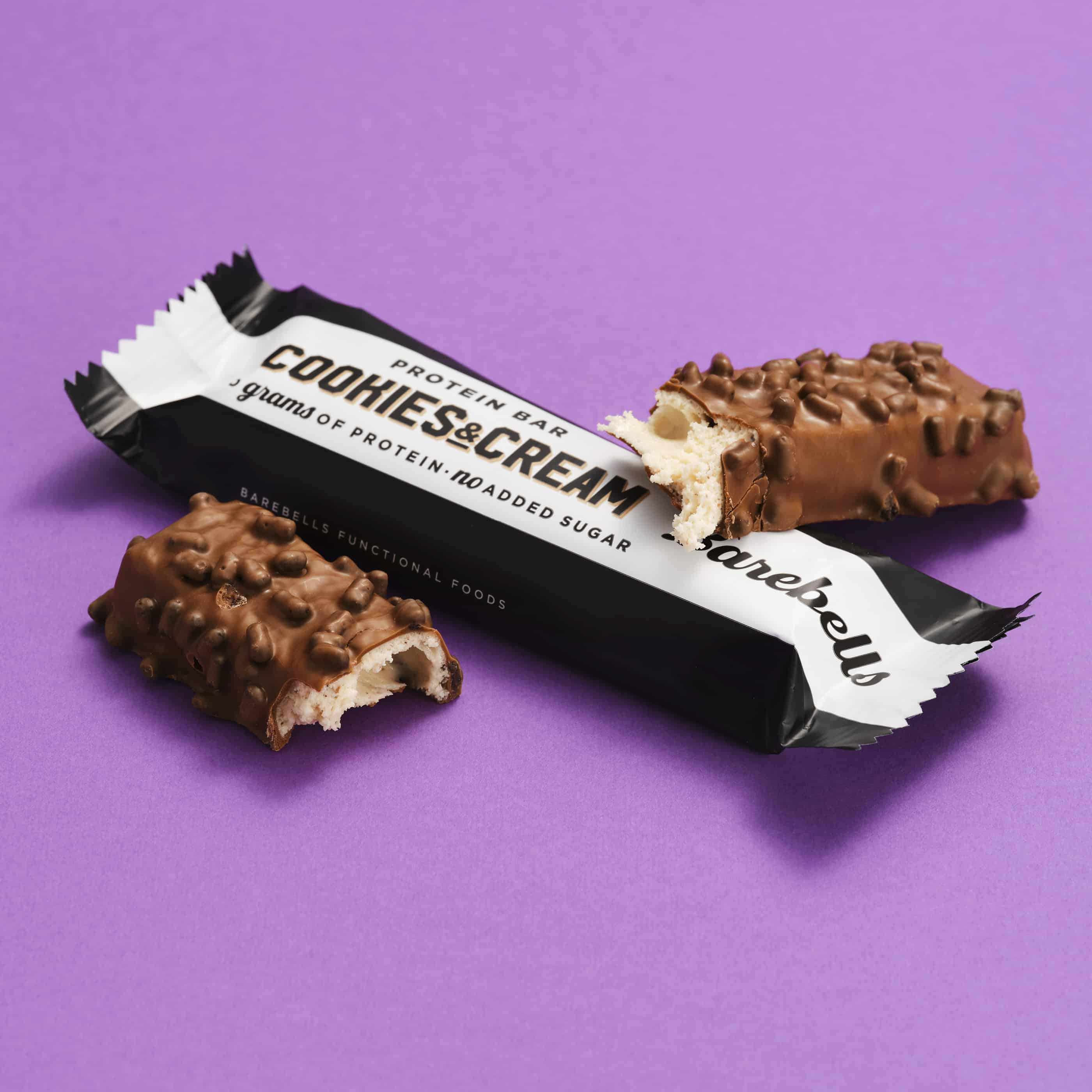 Barebells Protein Bar Cookies & Cream - reep met doorgesneden stukken