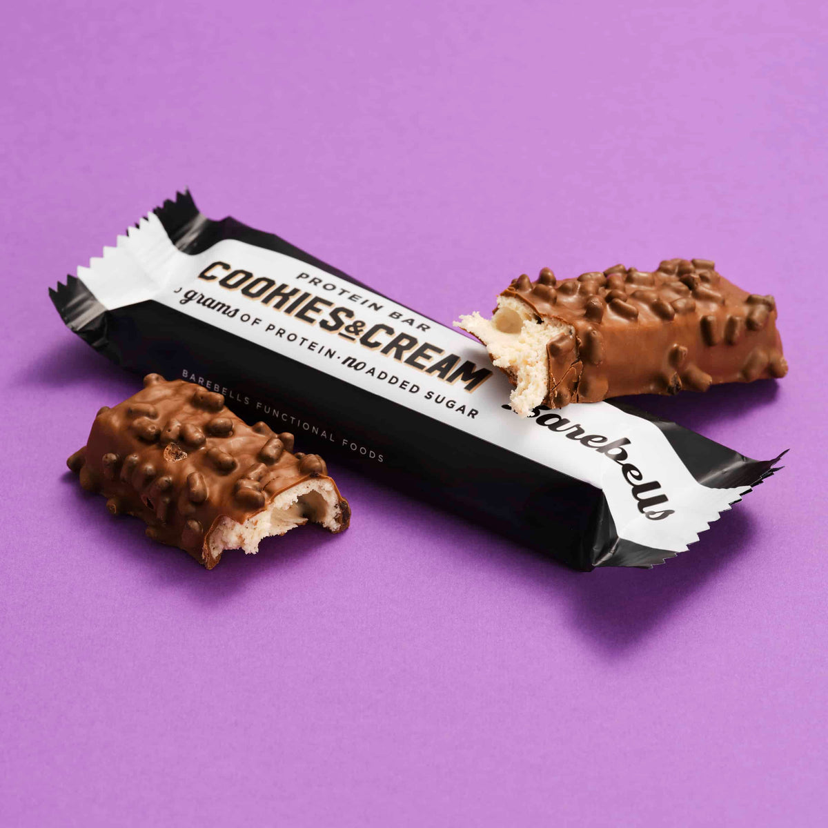Barebells Protein Bar Cookies & Cream - reep met doorgesneden stukken
