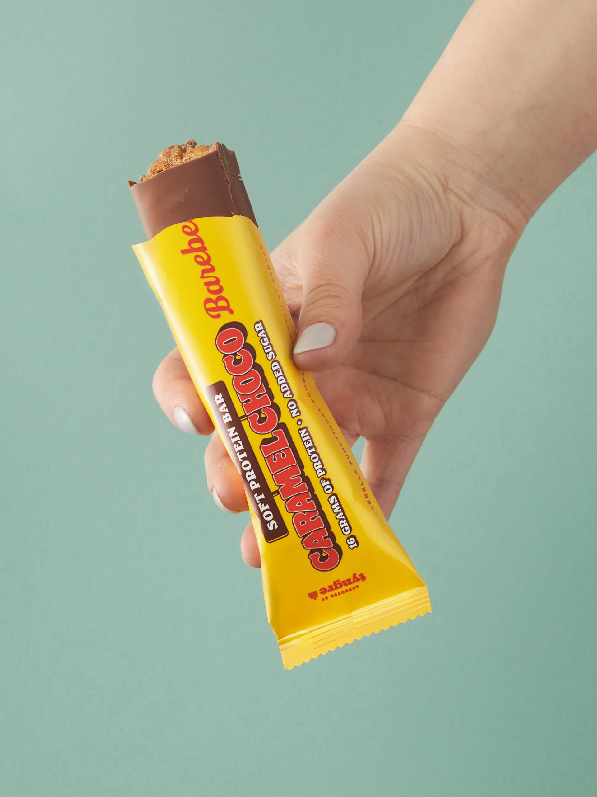 Barebells Soft Protein Bar Caramel Choco eiwitreep in de hand - sfeerfoto