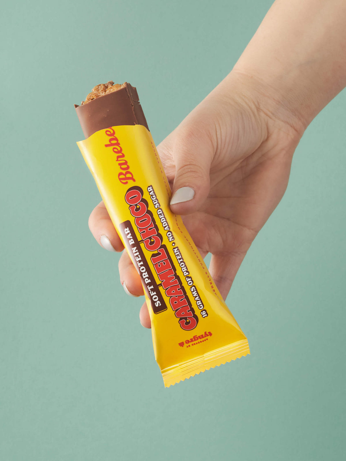 Barebells Soft Protein Bar Caramel Choco eiwitreep in de hand - sfeerfoto
