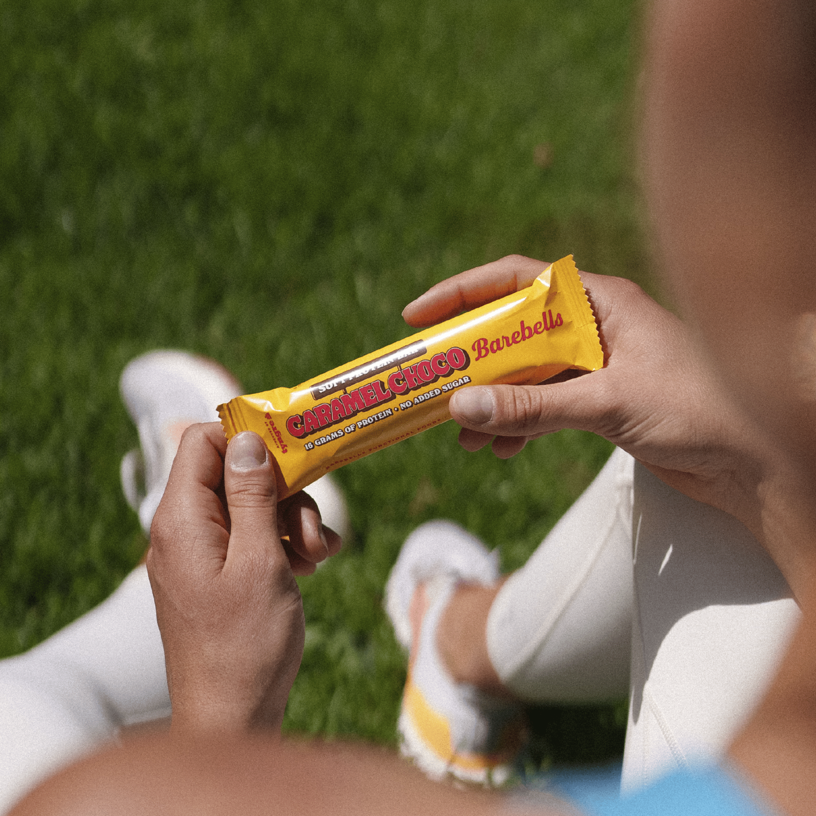 Barebells Soft Protein Bar Caramel Choco eiwitreep buiten na het sporten - sfeerfoto
