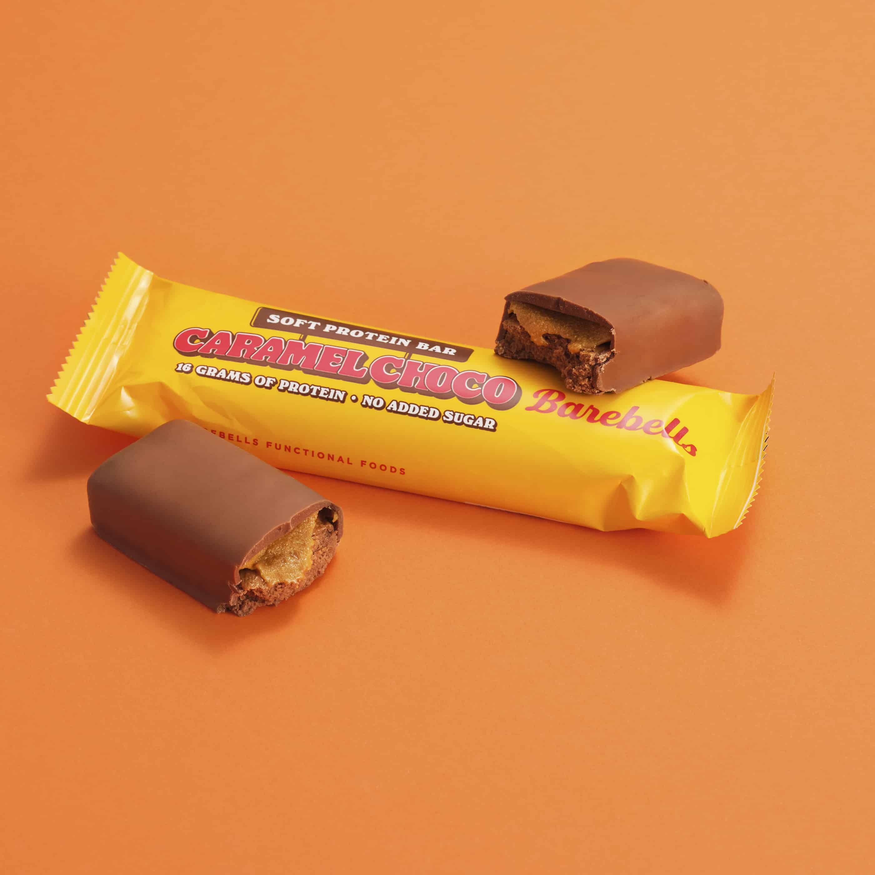 Barebells Soft Protein Bar Caramel Choco - reep met doorgesneden stukken karamel en chocolade