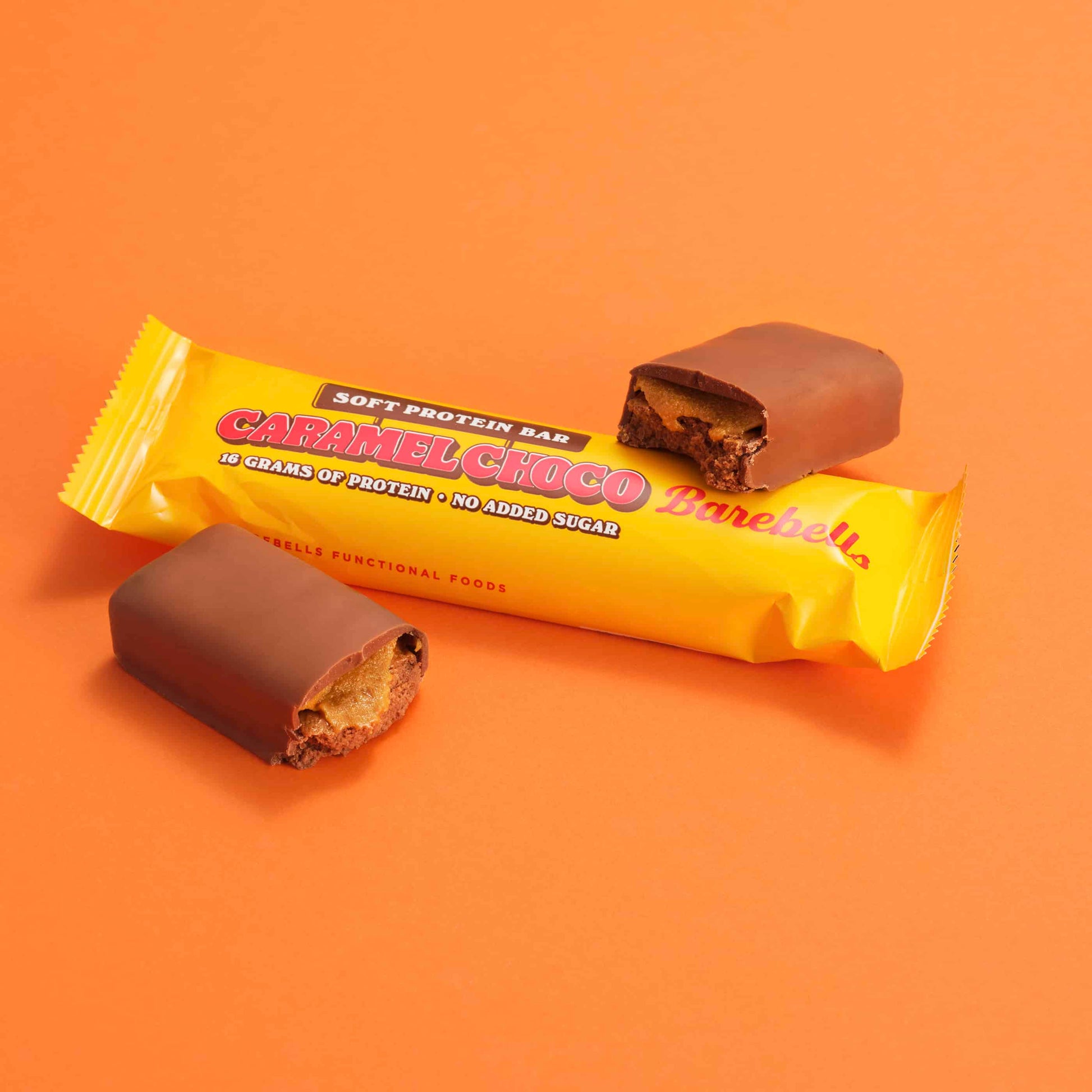 Barebells Soft Protein Bar Caramel Choco - reep met doorgesneden stukken karamel en chocolade