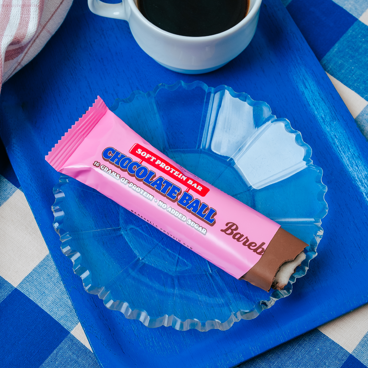 Barebells Soft Protein Bar Chocolate Ball eiwitreep op blauw bord - sfeerfoto
