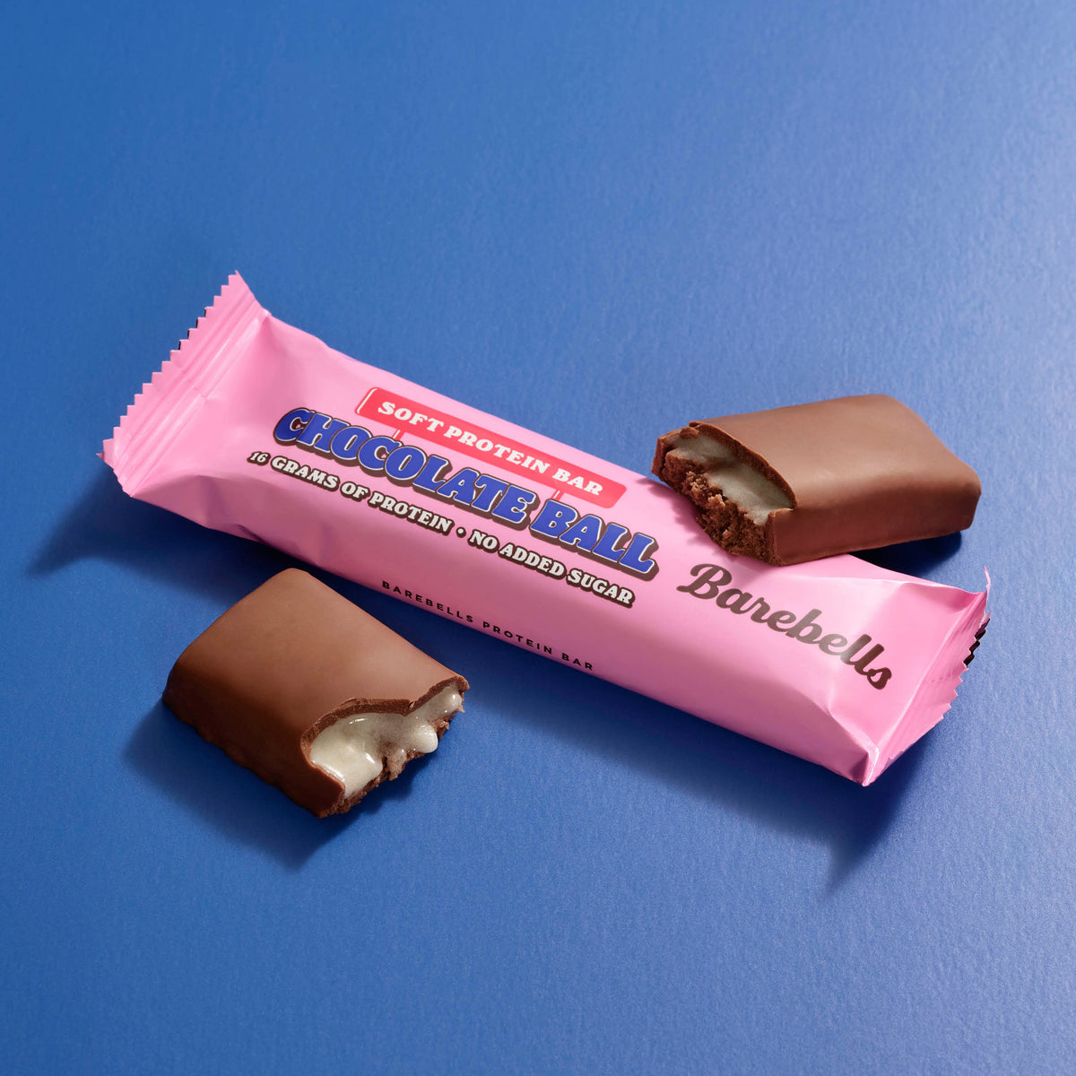 Barebells Soft Protein Bar Chocolate Ball - reep met doorgesneden stukken chocolade