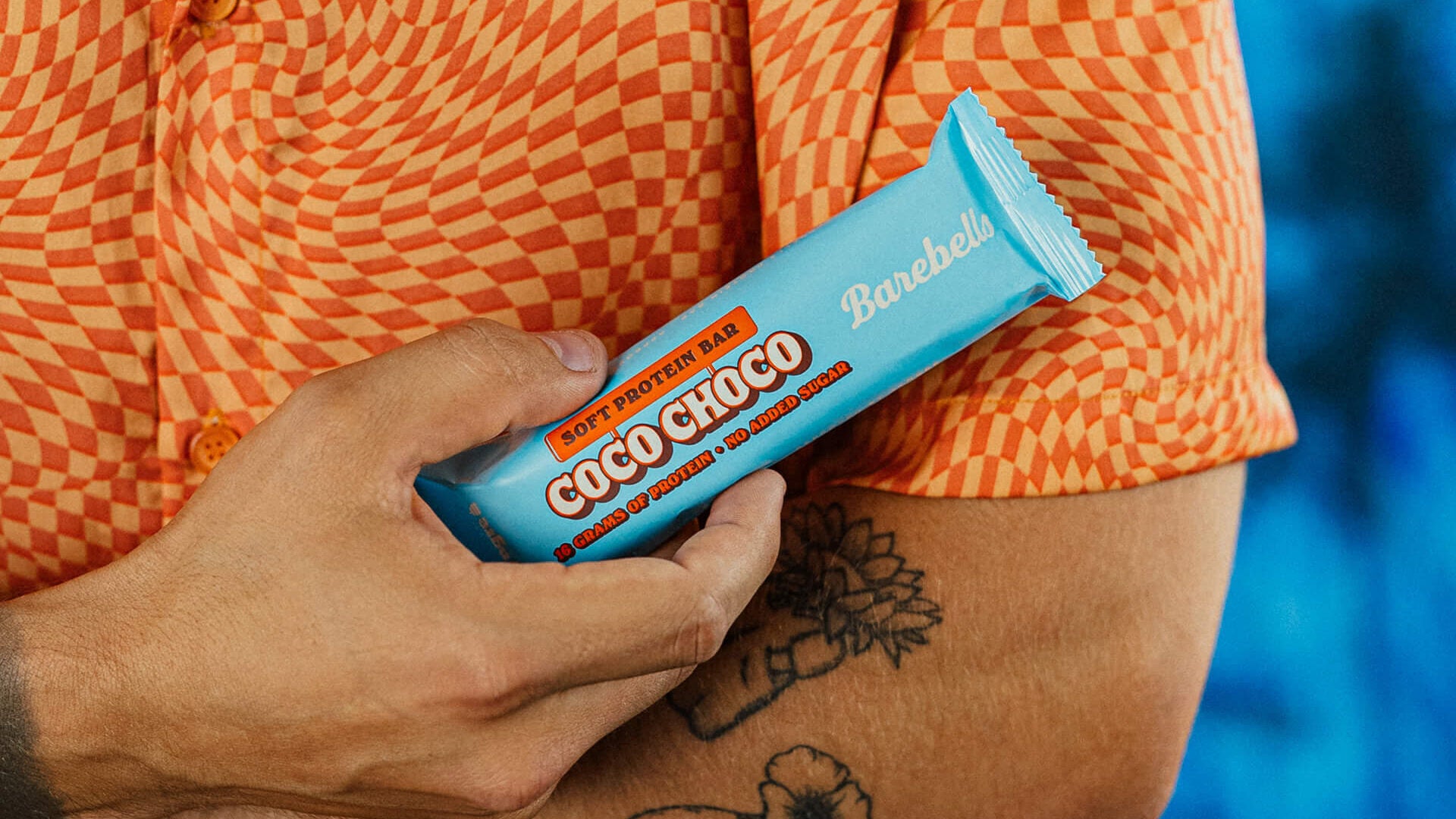 Barebells Soft Protein Bar Coco Choco eiwitreep in de hand - sfeerfoto