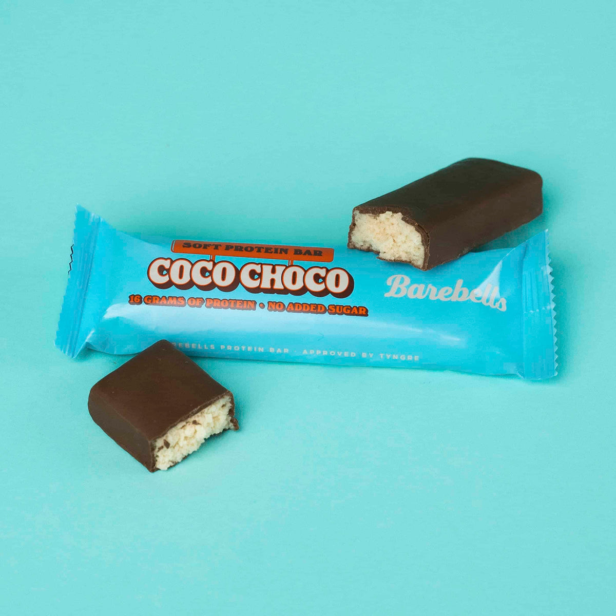 Barebells Soft Protein Bar Coco Choco - reep in verpakking met doorgesneden reep en kokosvulling