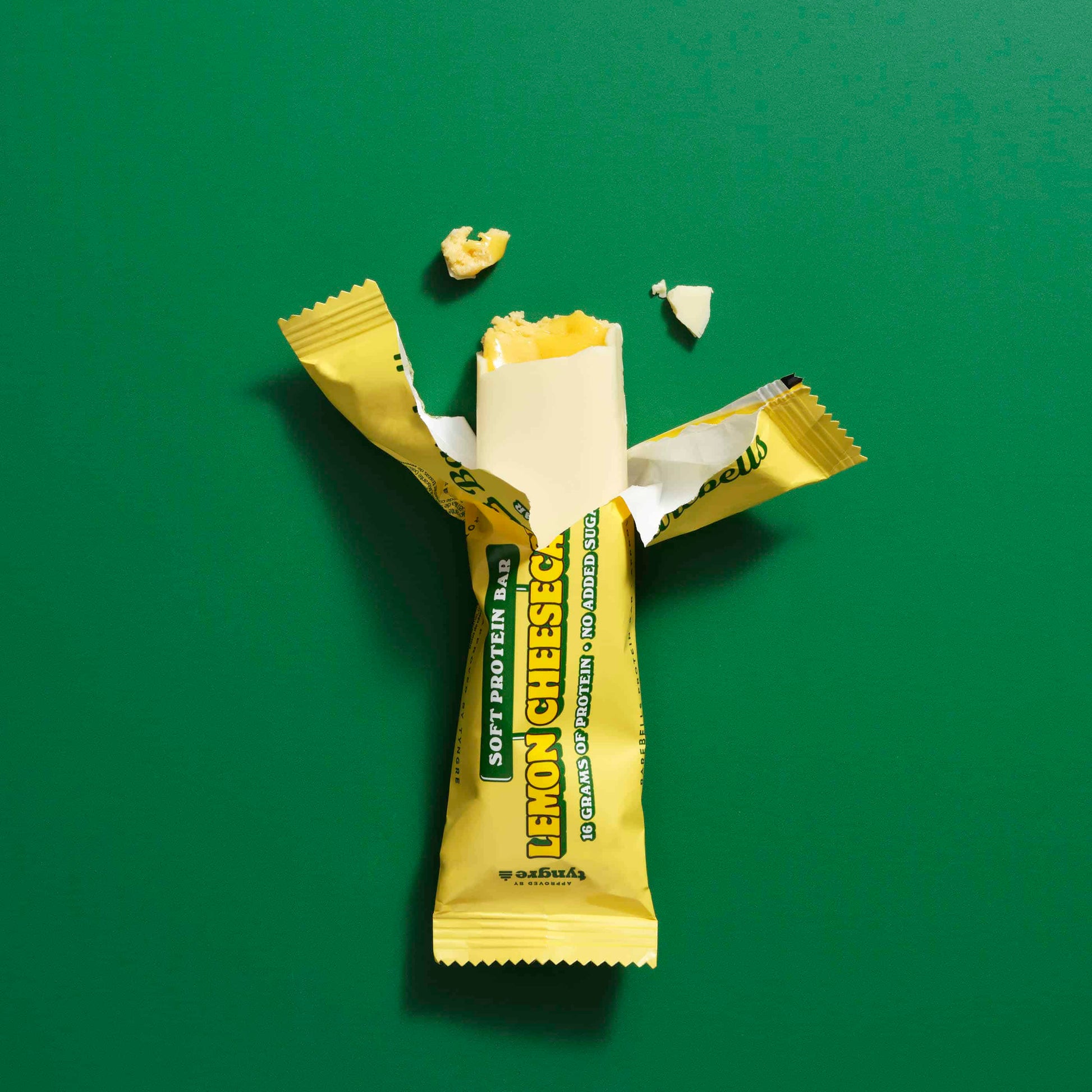 Barebells Soft Protein Bar Lemon Cheesecake eiwitreep geopend met zachte cheesecakevulling