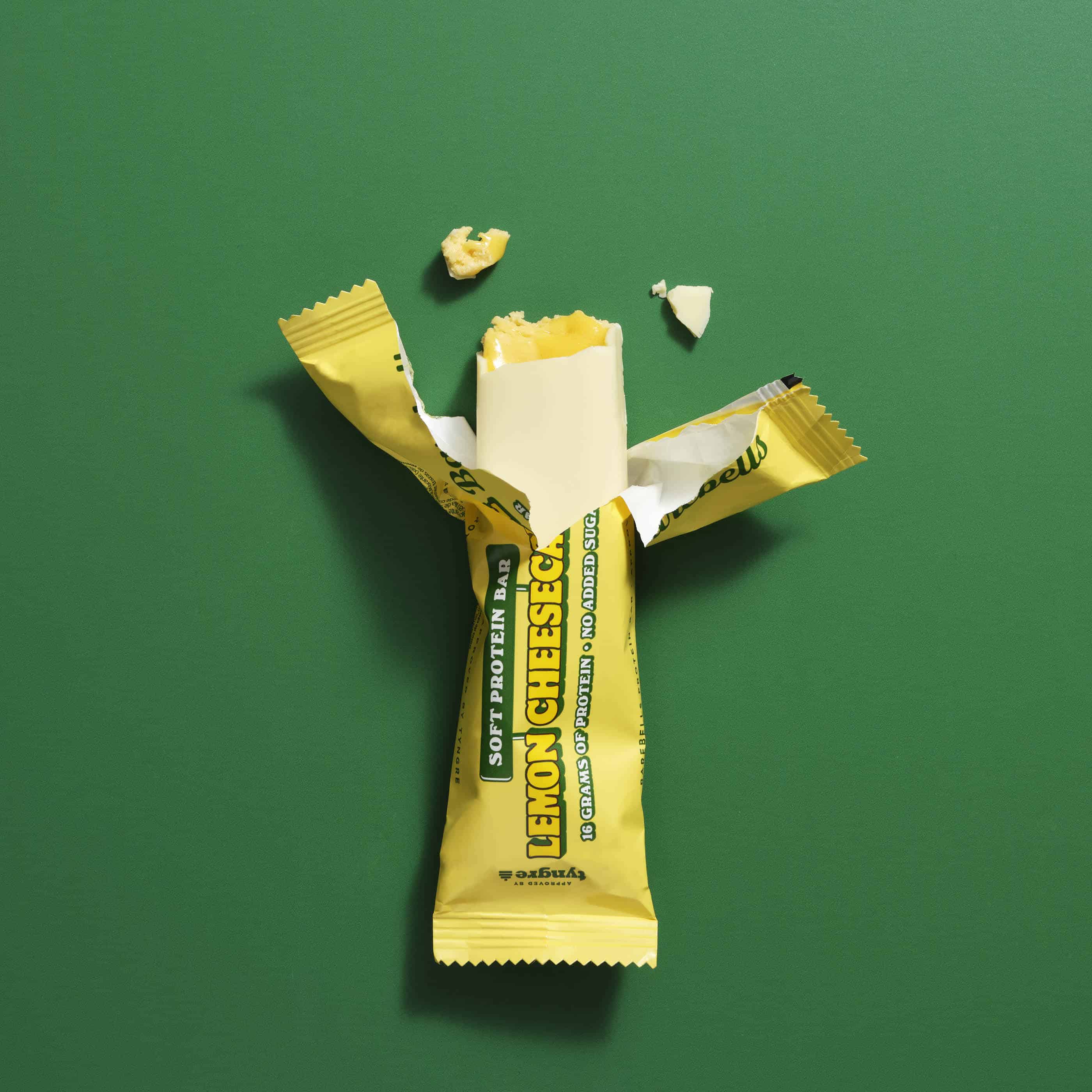 Barebells Soft Protein Bar Lemon Cheesecake eiwitreep geopend met zachte cheesecakevulling
