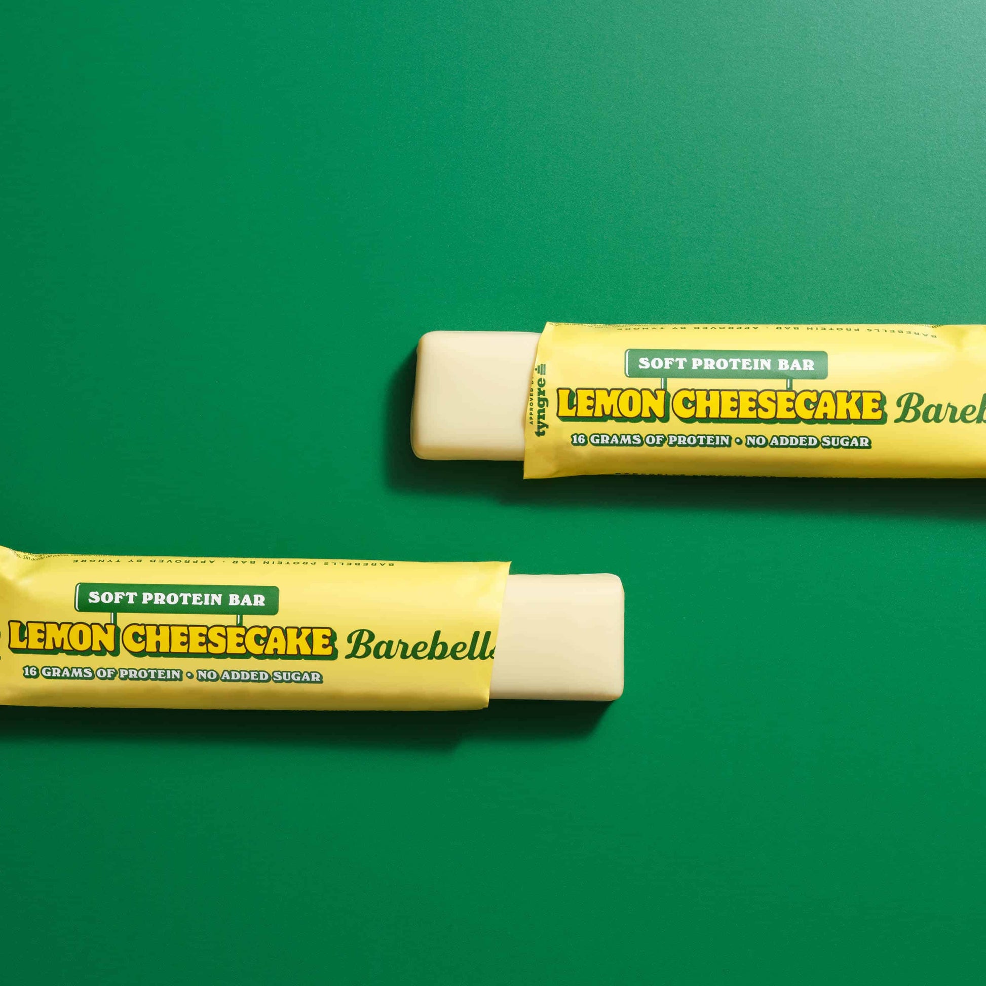Barebells Soft Protein Bar Lemon Cheesecake - twee eiwitrepen met zichtbare cheesecakevulling