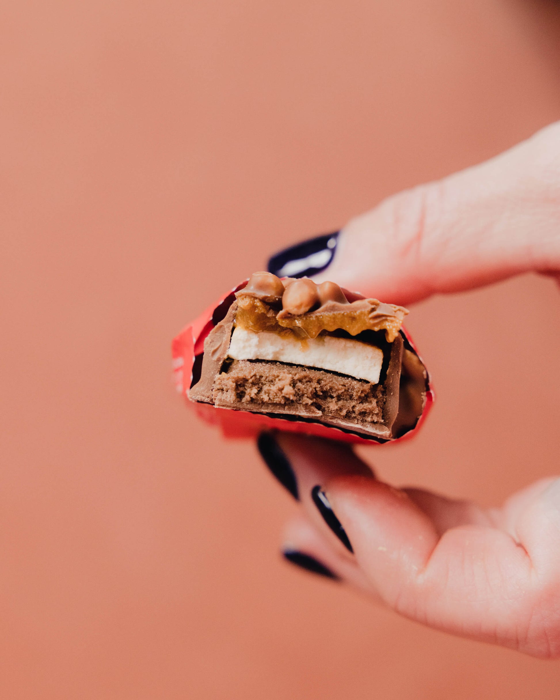 Barebells Soft Protein Bar Marshmallow Rocky Road eiwitreep doorgebroken met zichtbare marshmallowlaag