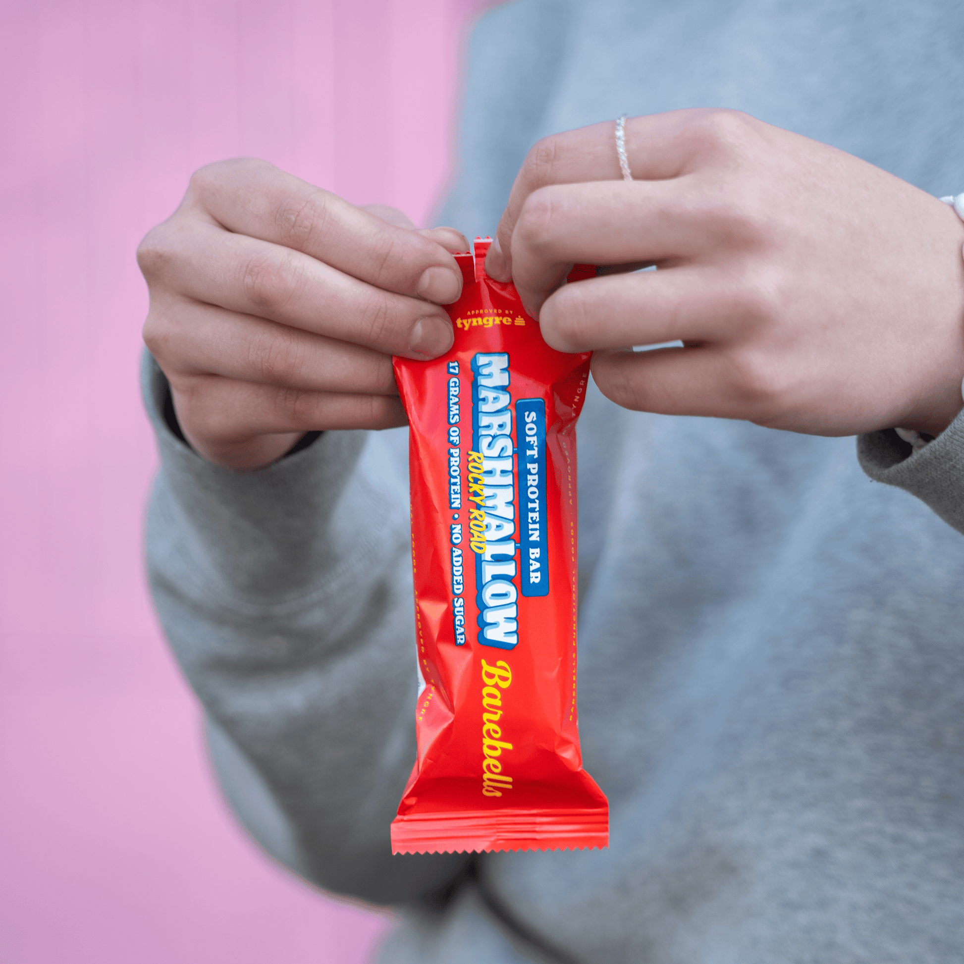 Barebells Soft Protein Bar Marshmallow Rocky Road eiwitreep wordt geopend - sfeerfoto