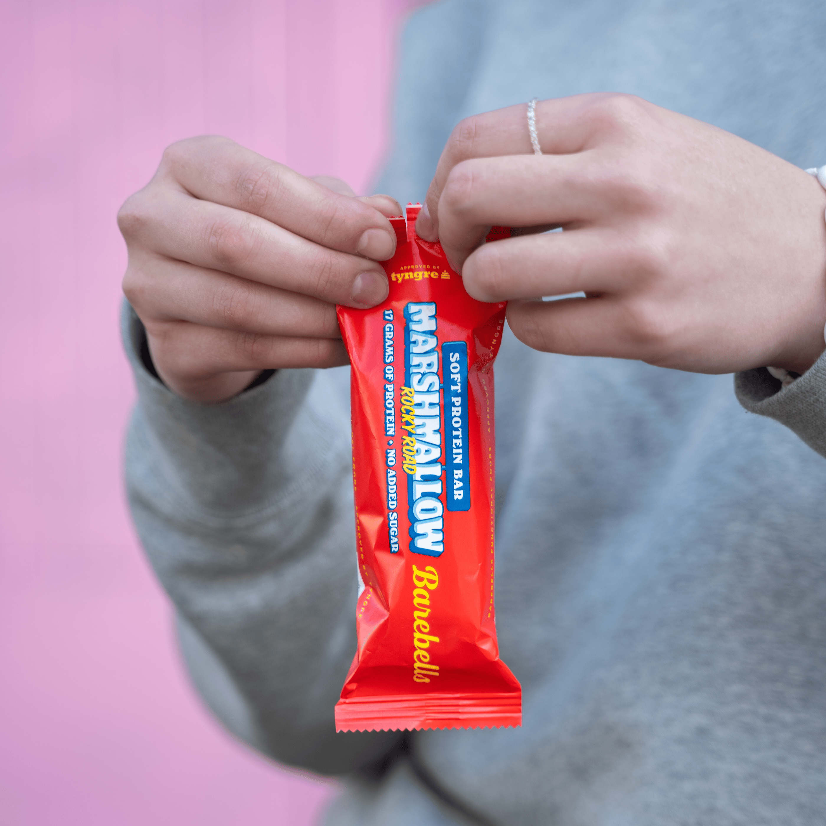 Barebells Soft Protein Bar Marshmallow Rocky Road eiwitreep wordt geopend - sfeerfoto