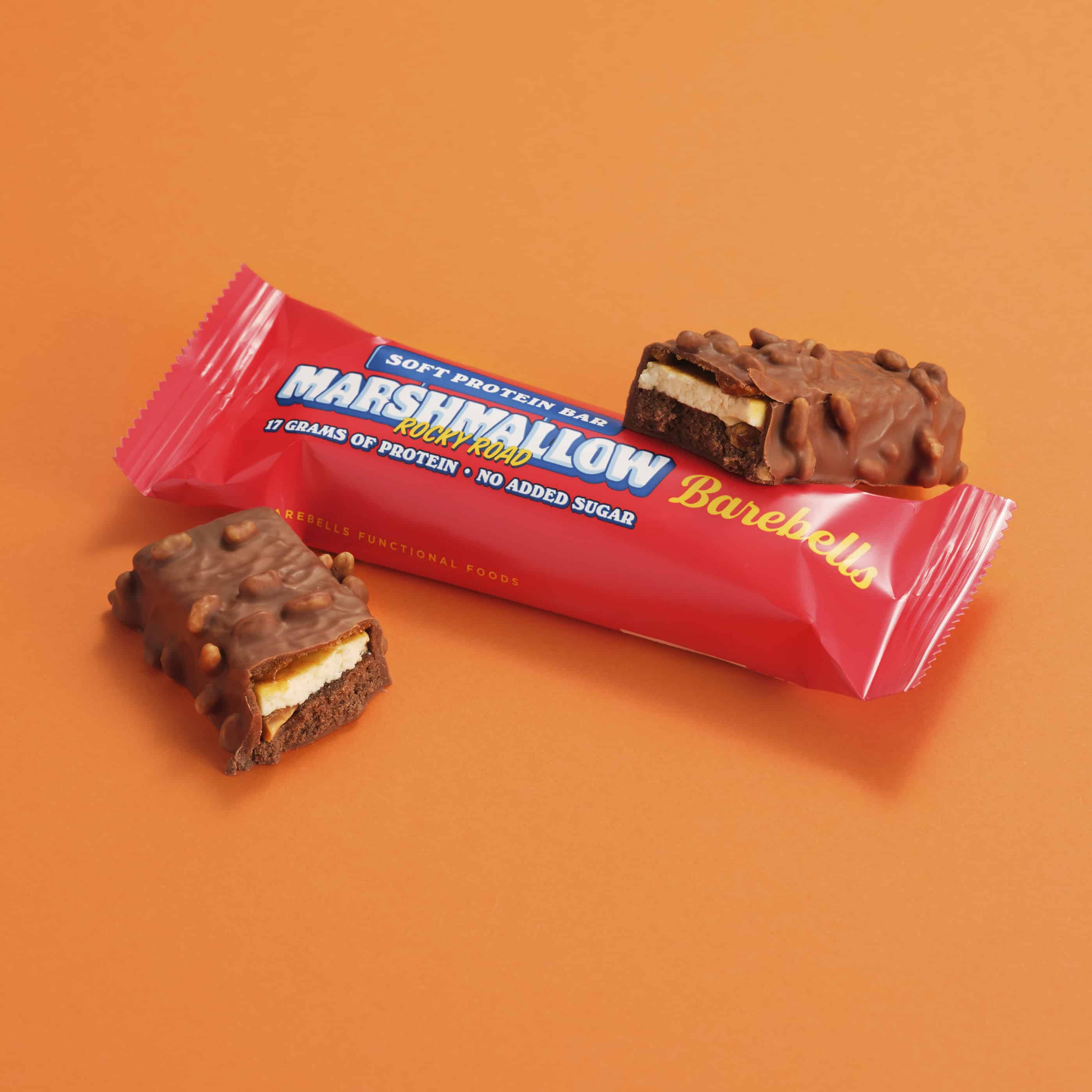 Barebells Soft Protein Bar Marshmallow Rocky Road - reep met doorgesneden stuk marshmallow en noten