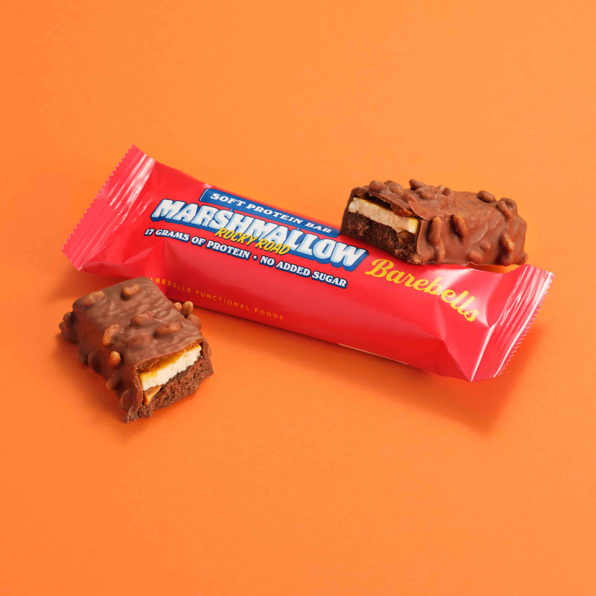 Barebells Soft Protein Bar Marshmallow Rocky Road - reep met doorgesneden stuk marshmallow en noten