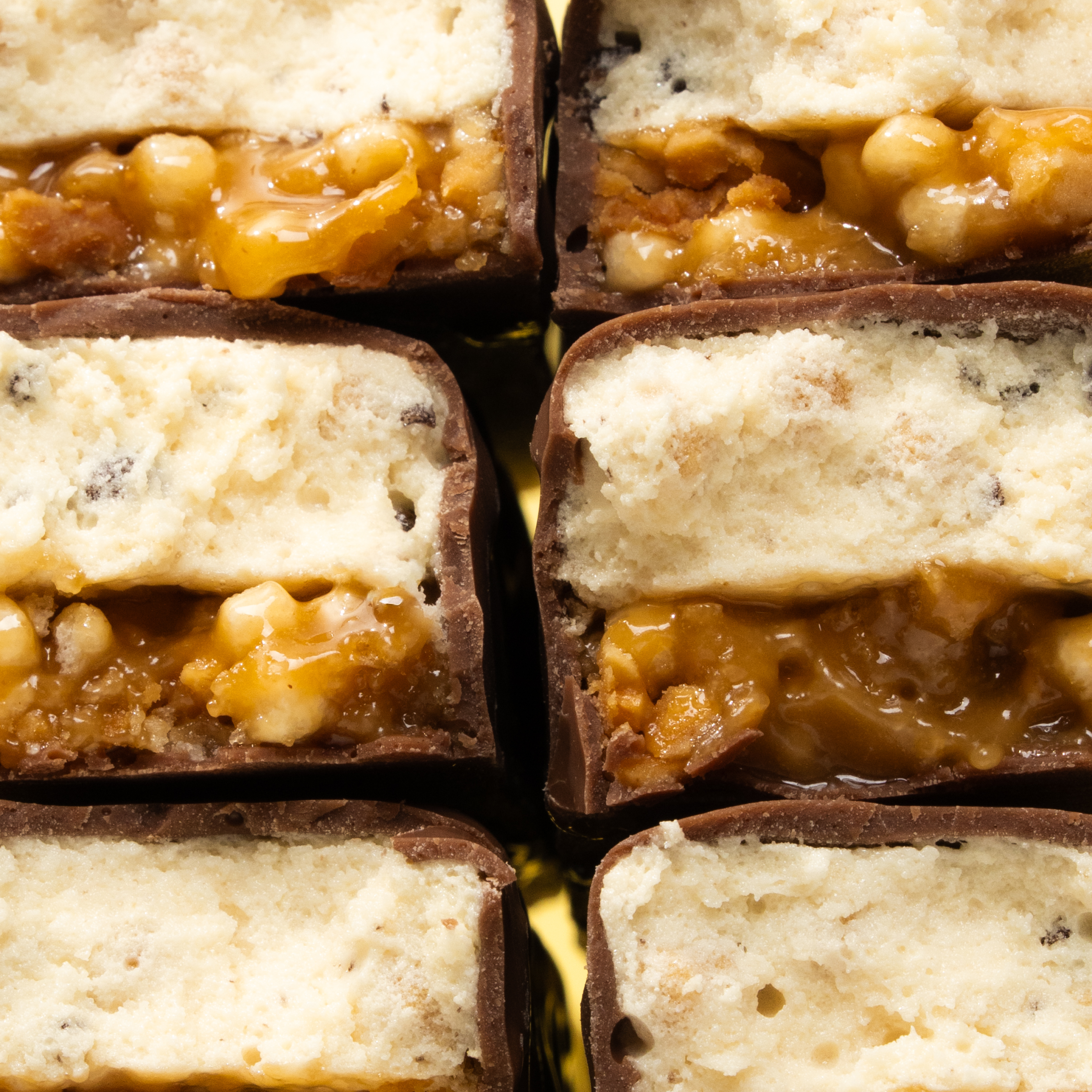 Barebells Soft Protein Bar Peanut Cloud - doorsnede met karamel- en pindalaag