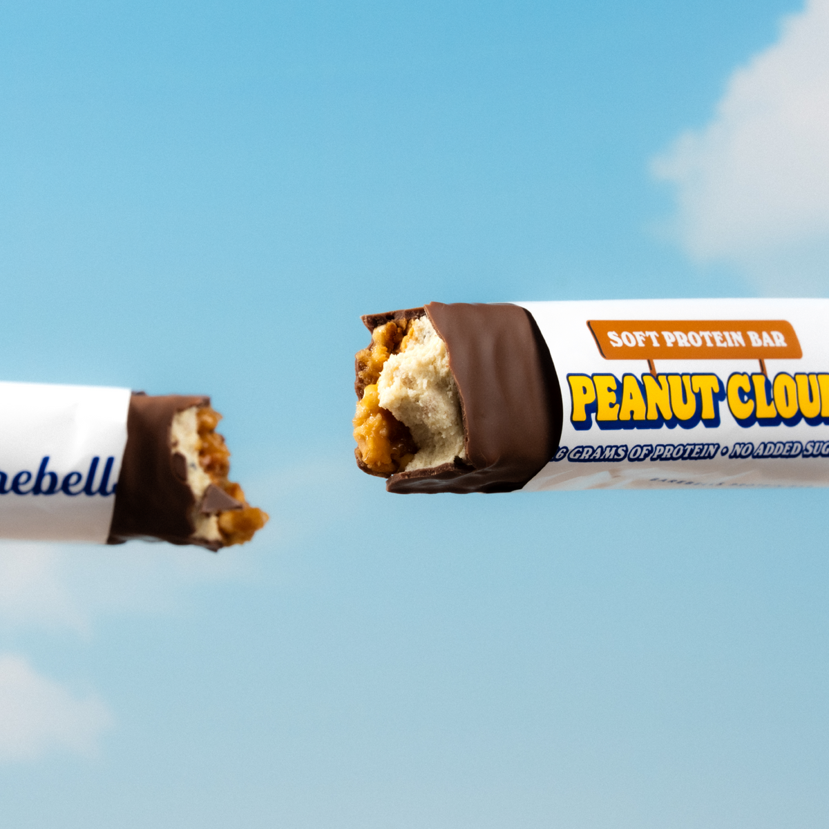 Barebells Soft Protein Bar Peanut Cloud eiwitreep tegen blauwe lucht - sfeerfoto