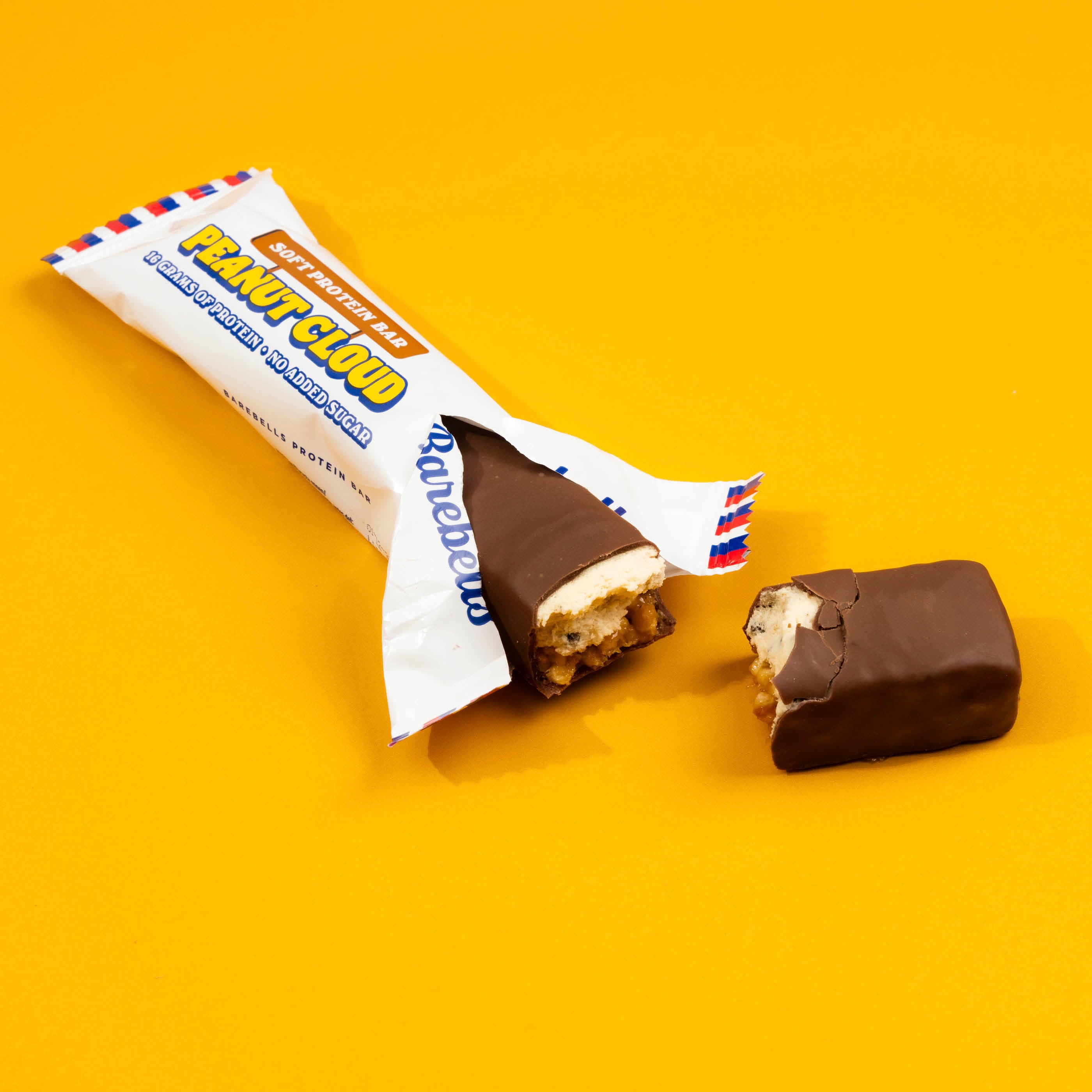 Barebells Soft Protein Bar Peanut Cloud - reep met doorgesneden stuk pinda en karamel