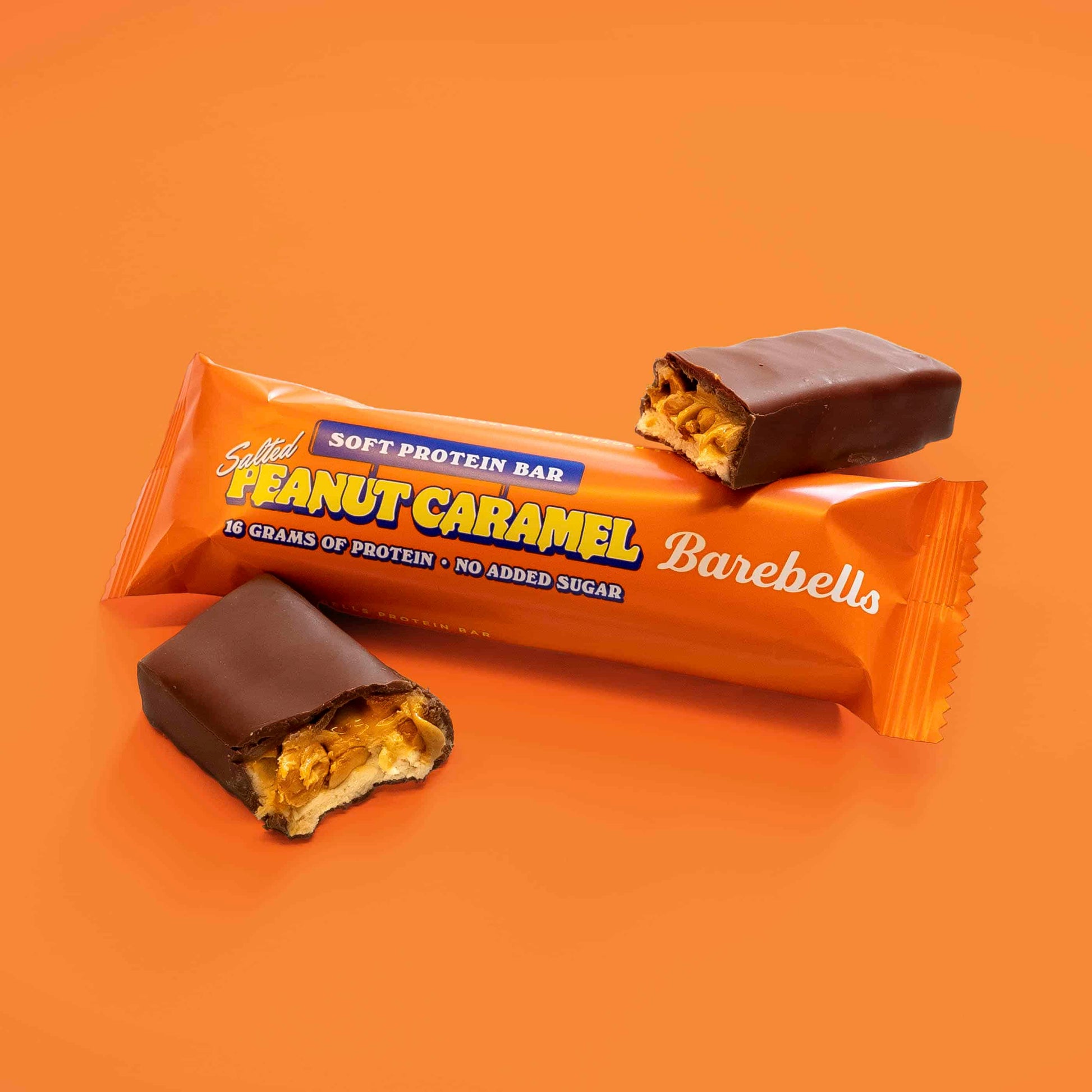 Barebells Soft Protein Bar Salted Peanut Caramel - reep met doorgesneden stuk pinda en karamel
