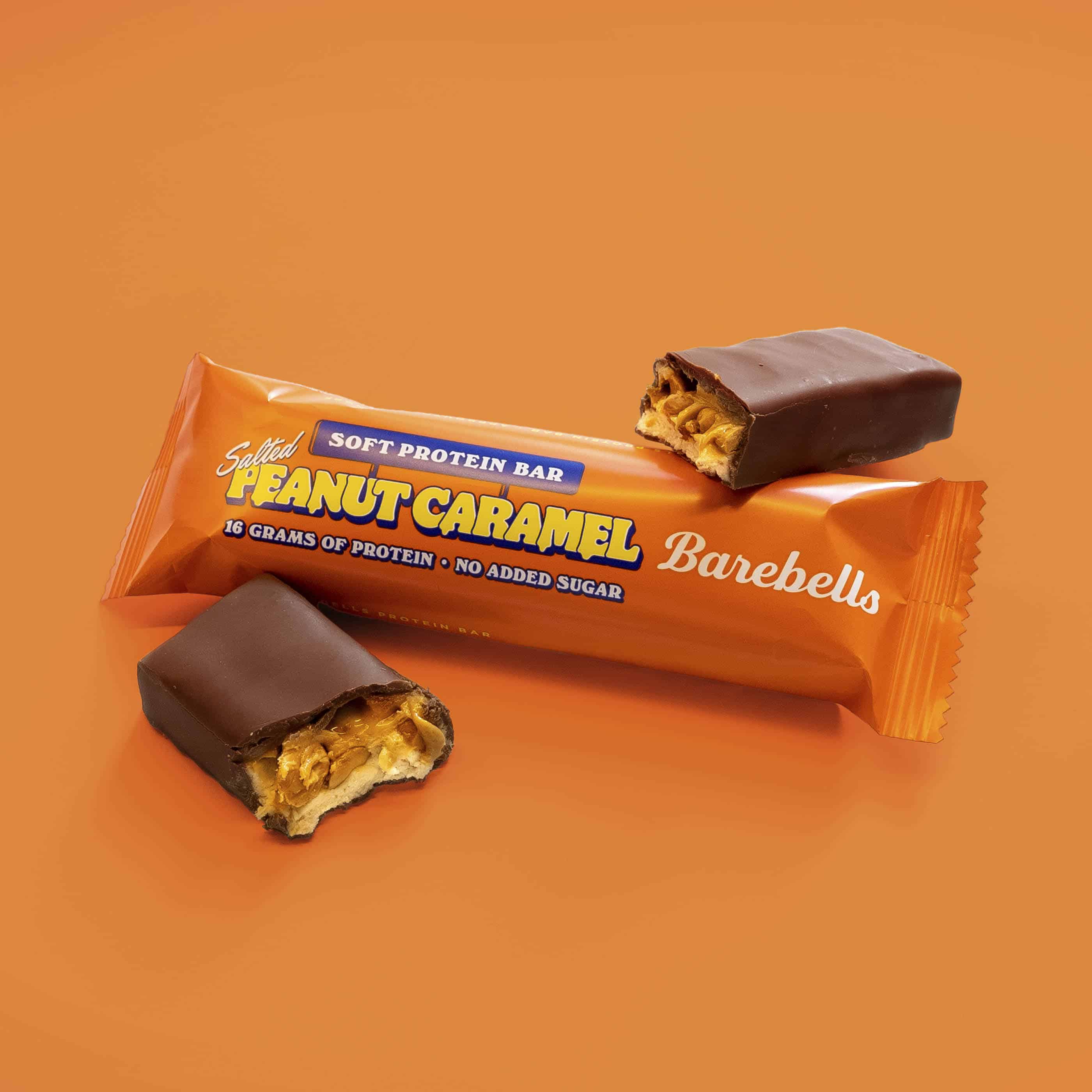 Barebells Soft Protein Bar Salted Peanut Caramel - reep met doorgesneden stuk pinda en karamel