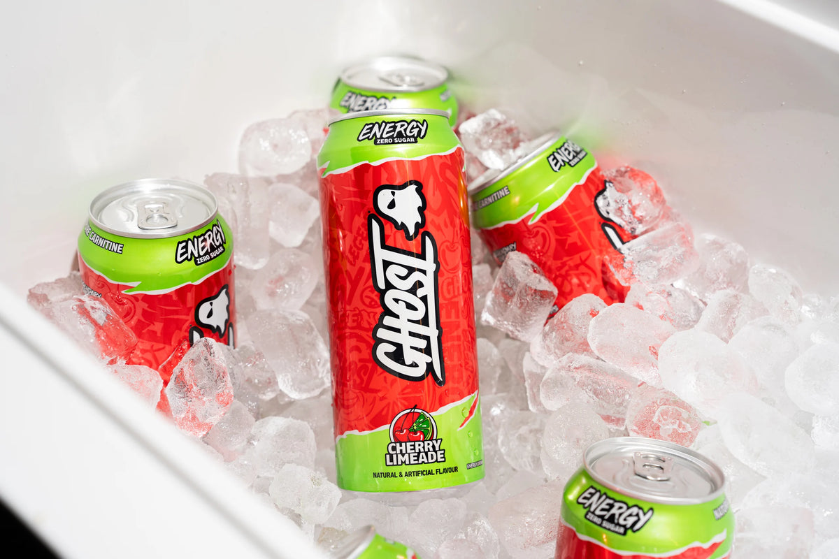 Ghost Energy Cherry Limeade energiedrank – blikken op ijs