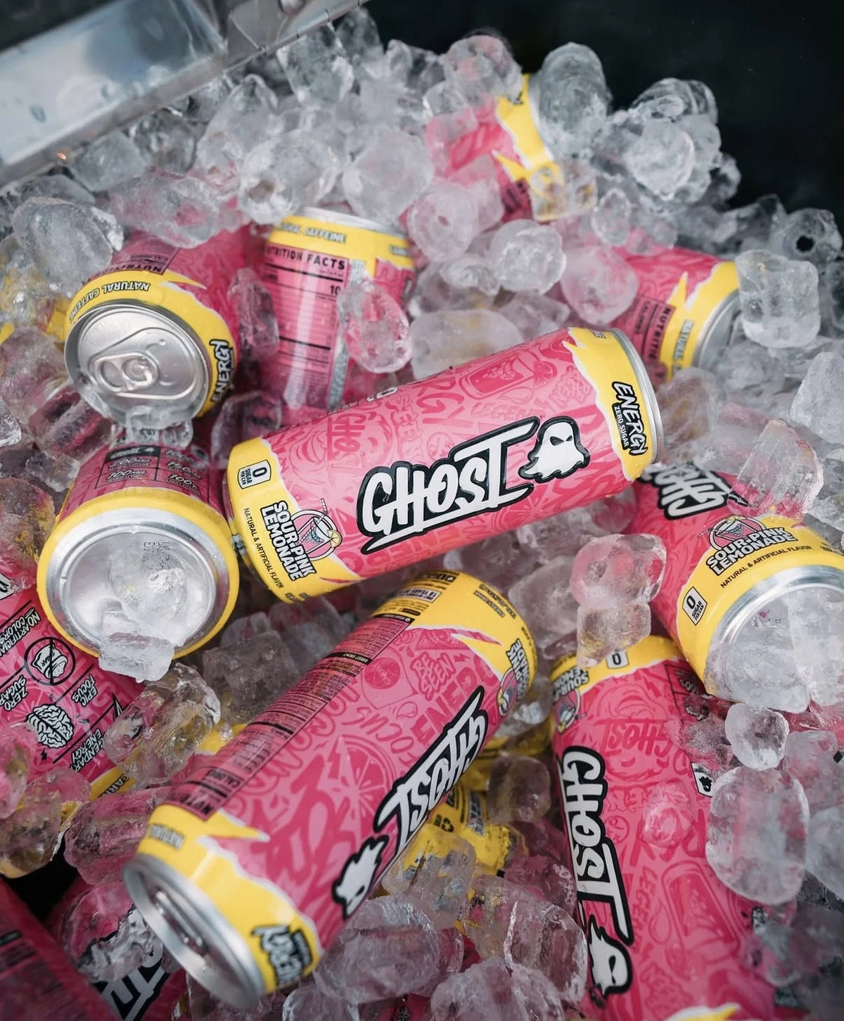 Ghost Energy Pink Lemonade energiedrank – blikken op ijs