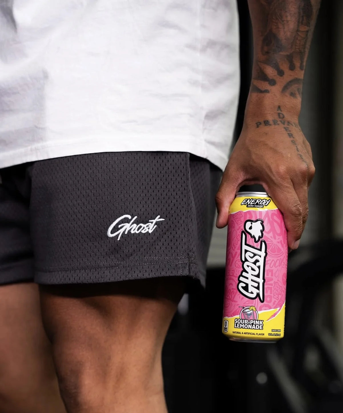 Ghost Energy Pink Lemonade energiedrank – sfeerfoto met sporter