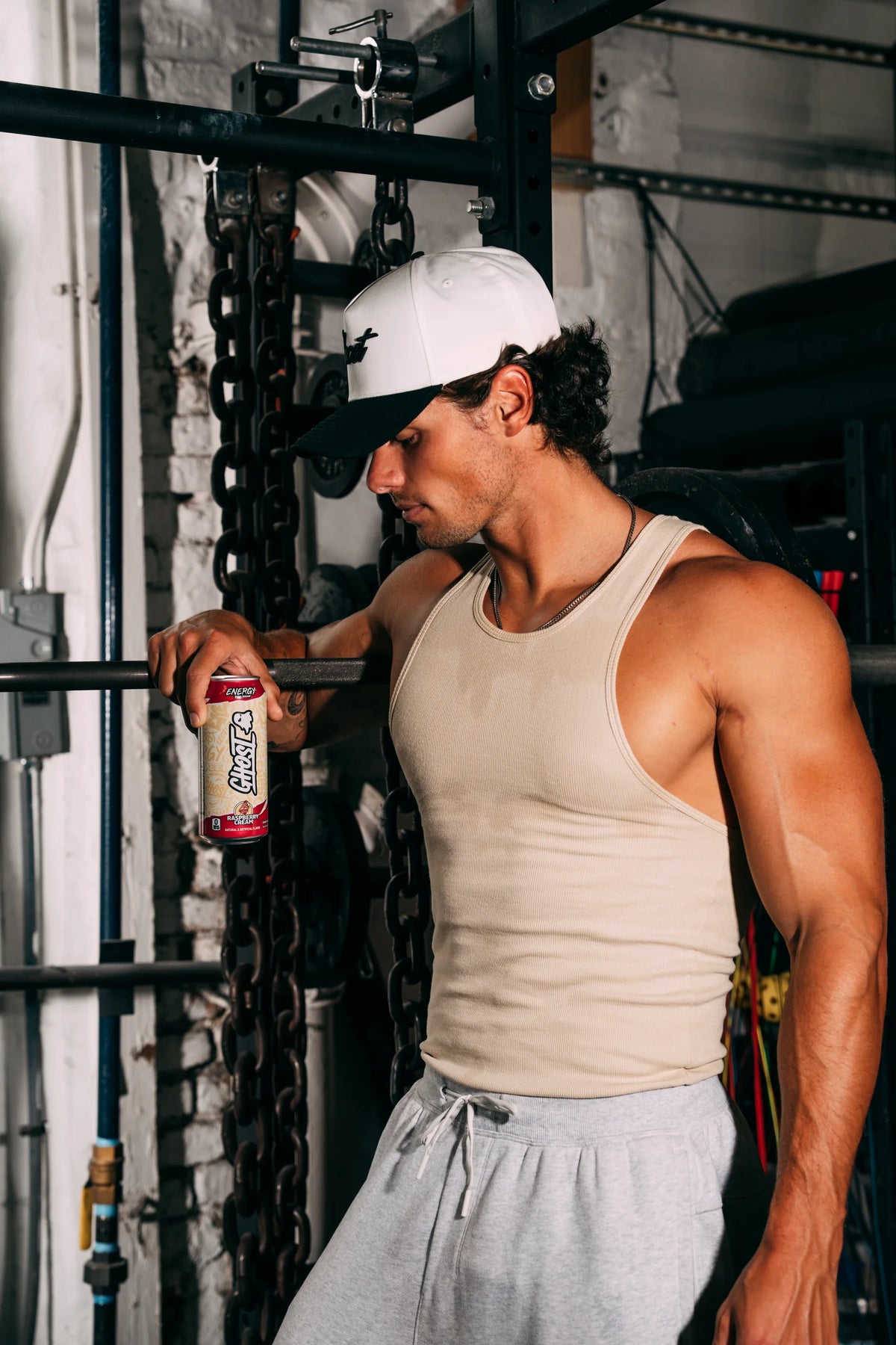 Ghost Energy Raspberry Cream energiedrank – sfeerfoto in de gym